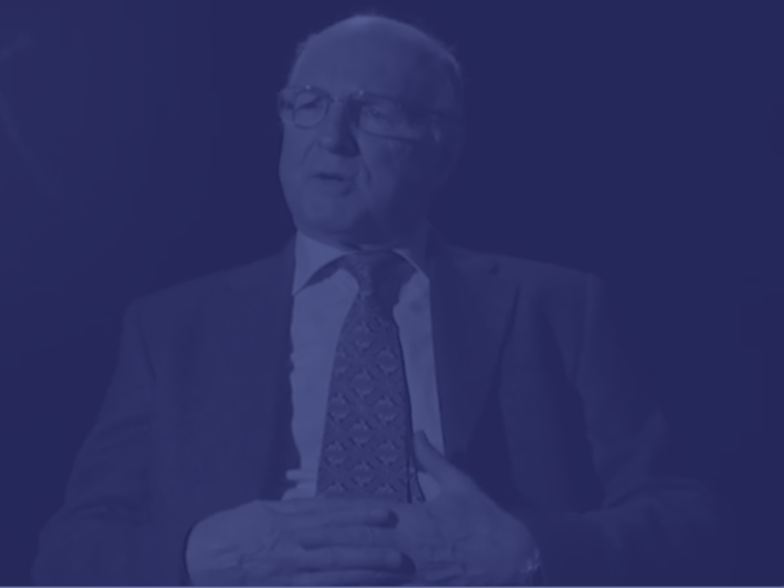 Oltre 50 interviste che lasciano spazio alle testimonianze dei grandi sportivi che hanno lasciato segni indelebili nelle loro discipline, ma che hanno vissuto il loro tempo da un punto d’osservazione particolare. Da Irene Camber classe 1926 a sportivi in attività come Pellegrini, Galiazzo e Bebe Vio, passando per grandi atleti come Di Biasi, Agostini, Zoff, Vezzali. Fausto Coppi fu il corridore più famoso e vincente dell’epoca d’oro del ciclismo; per lui fu coniato il neologismo “campionissimo”, per intendere qualcosa che andava oltre l’essere campioni, che si avvicina al mito. A lui è dedicata questa sezione, simbolo di tutti i «campionissimi» che hanno fatto sognare il pubblico.